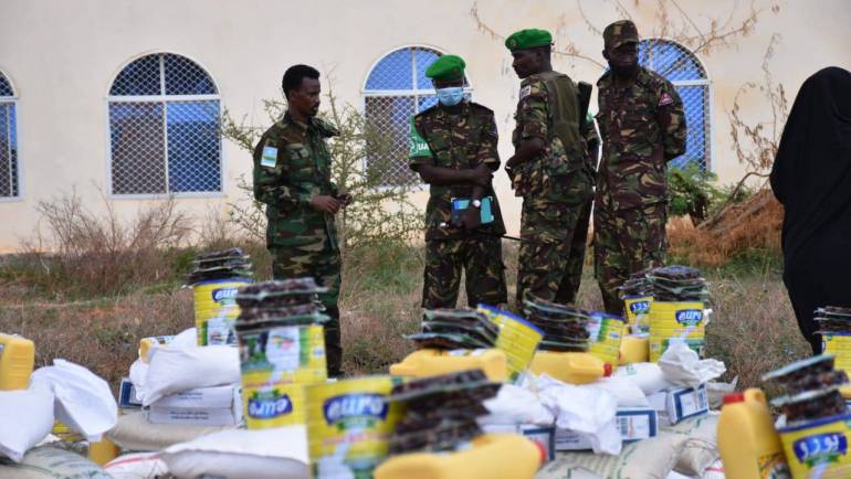 KDF TROOPS IN CONJUCTION WITH JUBALAND ADMINISTRATION AND KISMAYO BUSINESS COMMUNITY GIVE FOOD DONATIONS TO KISMAYO RESIDENTS