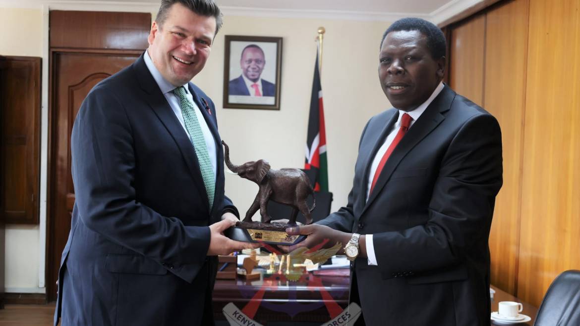 DEFENCE CS HOSTS UK DELEGATION