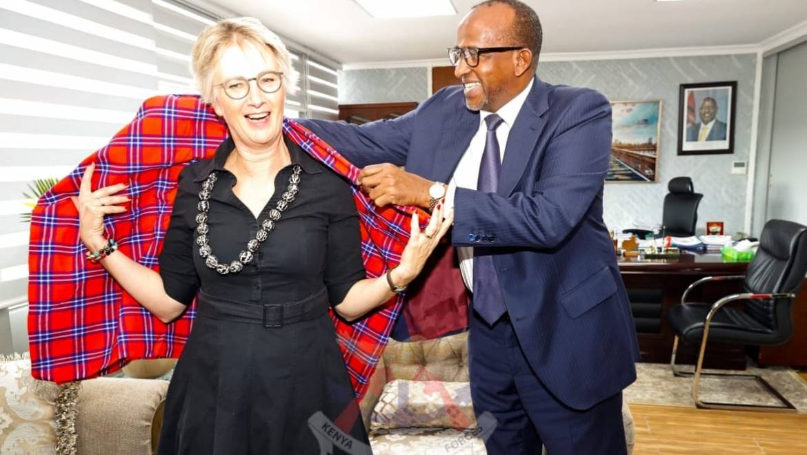 CS DEFENCE HOSTS SWEDISH AMBASSADOR