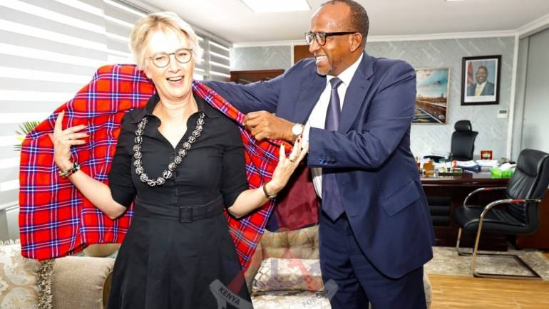 CS DEFENCE HOSTS SWEDISH AMBASSADOR