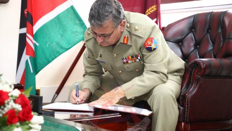 COMMANDER KENYA ARMY HOSTS PAKISTAN GENERAL AT HEADQUARTERS KENYA ARMY