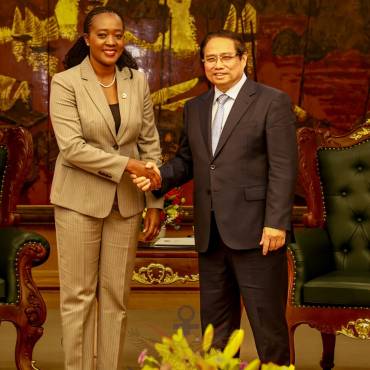 DEFENCE CS HOLDS TALKS WITH VIETNAM PM IN HANOI