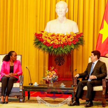 DEFENCE CS MEETS VIETNAM PRESIDENT IN HANOI 