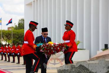 MALAYSIAN PM LAYS WREATH AT UGNM&M
