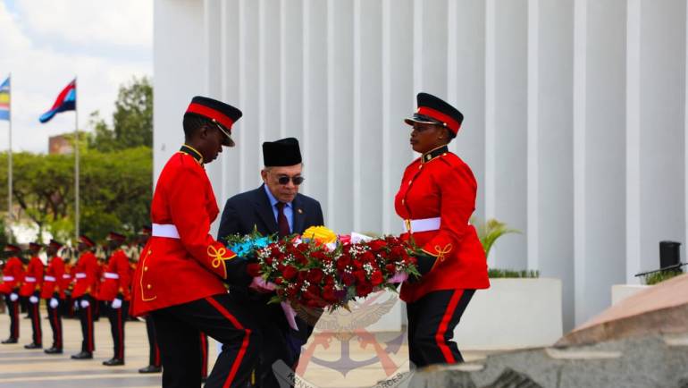 MALAYSIAN PM LAYS WREATH AT UGNM&M