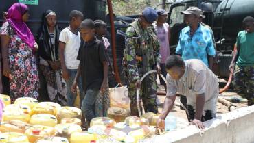 KENYA NAVY BASE MANDA BAY DELIVERS EMERGENCY WATER SUPPLIES TO MAGOGONI RESIDENTS